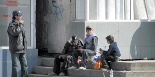 Copiii sunt exploataţi fără milă pentru a cere banii care, ulterior, ajung în buzunarul „patronului“