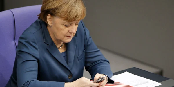 Angela Merkel cu telefonul mobil foto reuters
