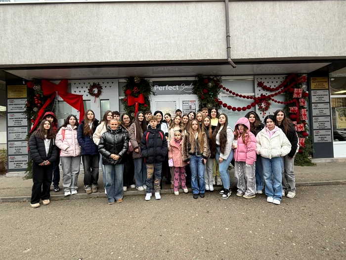 Elevii de la Științele Naturii, în vizită la clinica stomatologică FOTO: arhiva A. Dumitrescu