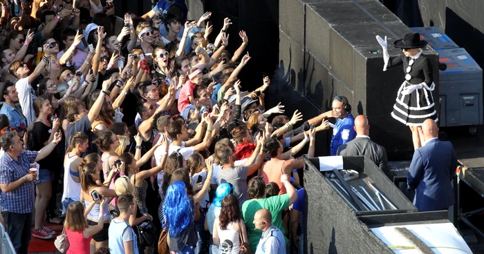 Cântăreaţa şi-a salutat fanii aflaţi în Piaţa Constituţiei, înainte de susţinerea concertului FOTO Mediafax