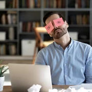Om de afaceri obosit / epuizat - angajat lenes - neproductiv - FOTO Shutterstock