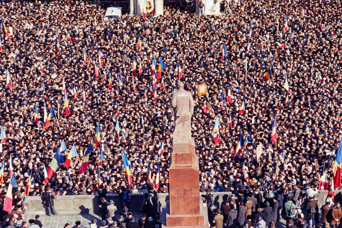 Zecii de mii de moldoveni au ieșit în stradă la proclamarea independenței. FOTO: AFP