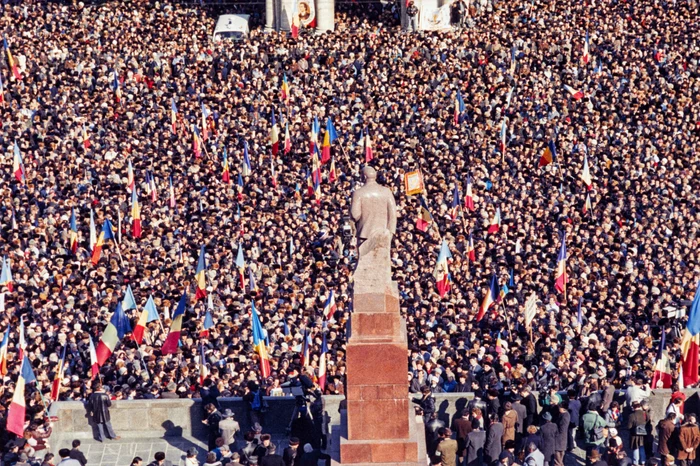 Zecii de mii de moldoveni au ieșit în stradă la proclamarea independenței. FOTO: AFP