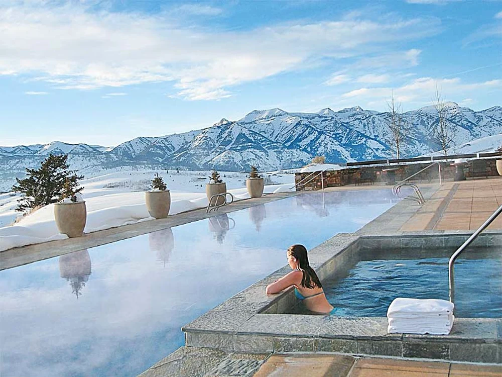 SUA. Staţiunea Amangani  Jackson Hole are piscine  cu vedere panoramică  la munţii din jur