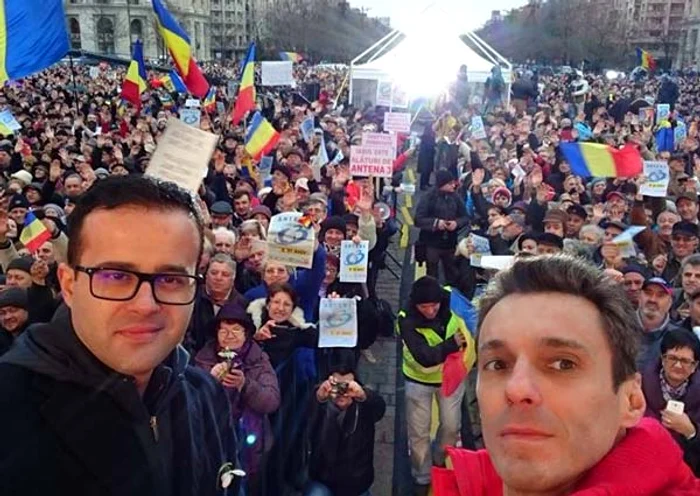 Mihai Gâdea şi Mircea Badea au prezentat mitingul Antena 3, din Piaţa Constituţiei Foto: arhiva personală