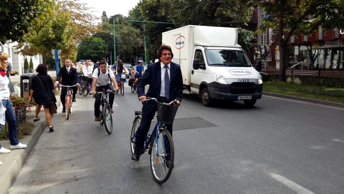 Primarul Timişoarei Nicolae Robu, cu bicicleta la o acţiune dedicată Săptămânii Mobilităţii FOTO Daniel Dancea