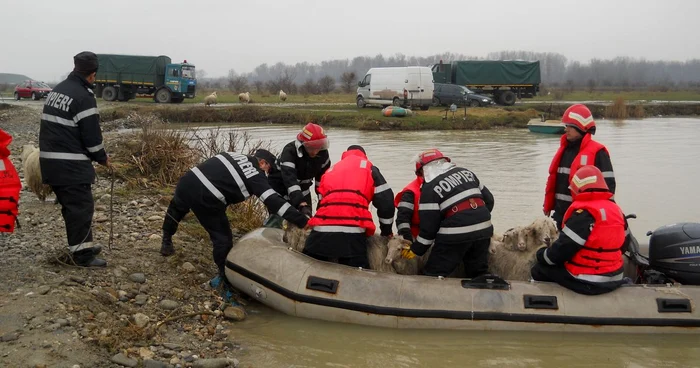 Salvatorii de la ISU au plecat în căutarea băiatului cu o barcă pneumatică