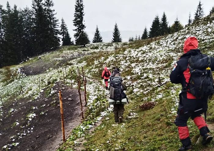 patru ucraineni au fost salvați de pe munte - Foto Facebook Salvamont Maramureș