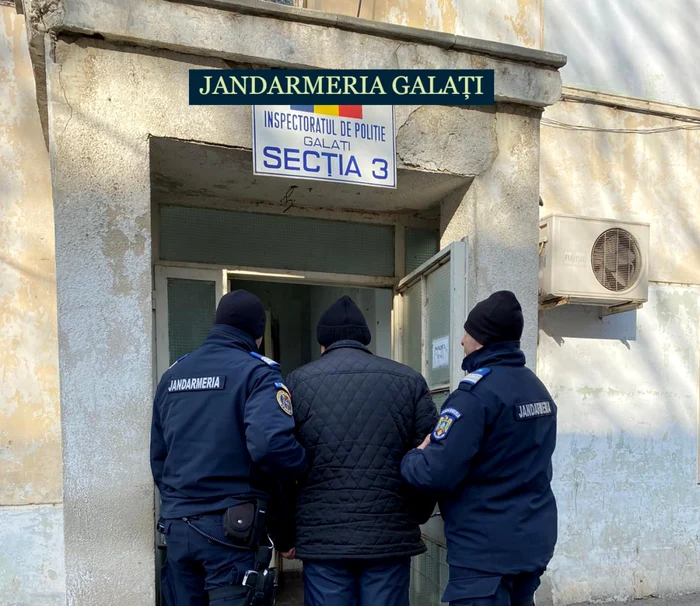 Bărbatul a fost dus de jandarmi la Poliţie, unde i s-a întocmit dosar penal Foto: IJJ Galaţi