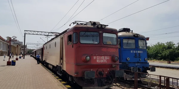 Trenuri in gara CFR Constanta foto Călin Gavrilaş