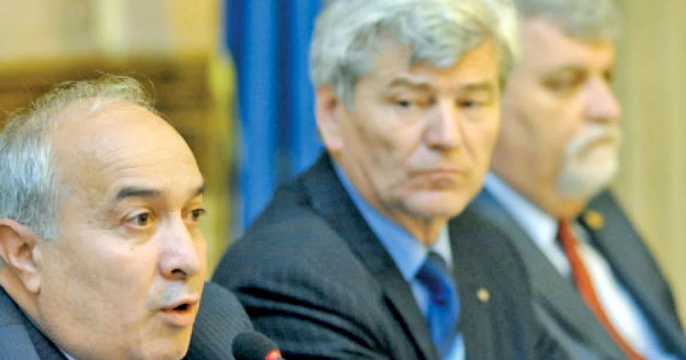 Secretarul de stat Adrian Rădulescu (stânga) şi ministrul Agriculturii, Valeriu Tabără  