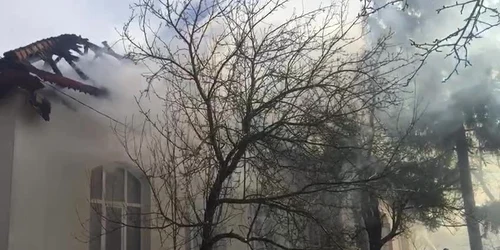 17 copii au fost evacuaţi din şcoala cuprinsă de flăcări