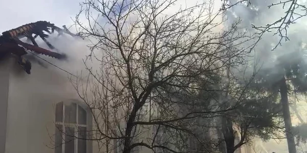 17 copii au fost evacuaţi din şcoala cuprinsă de flăcări