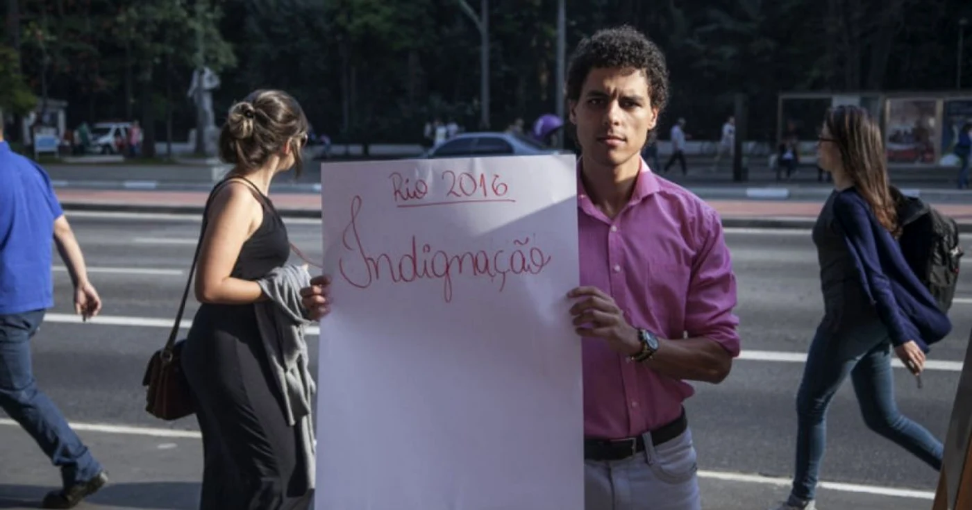 Danilo, un tânăr angajat, se simte indignat FOTO Huffington Post