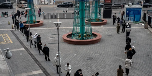 Oameni stau la coadă pentru teste COVID-19 la un centru public de testare în Beijing, China FOTO Getty Images