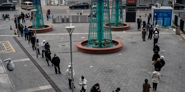  Oameni stau la coadă pentru teste COVID-19 la un centru public de testare în Beijing, China FOTO Getty Images