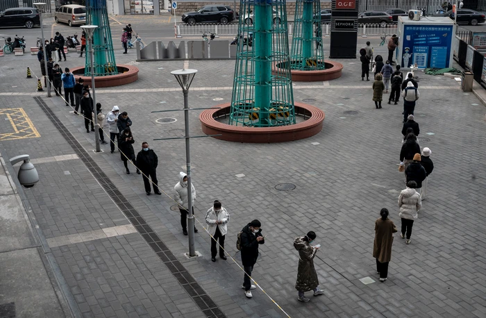 Oameni stau la coadă la un centru public de testare COVID-19 FOTO Getty Images