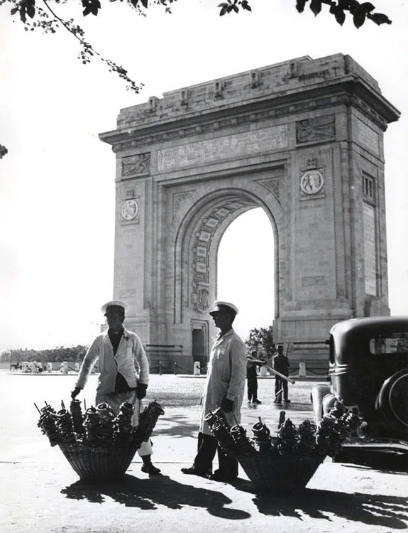 Nicolae Ionescu Pretzel vendors in uniform in front of the Triumph Arch jpg jpeg