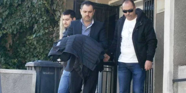 Cătălin Spătaru (cel din mijloc) este cunoscut drept "regele asfaltului din Argeş"