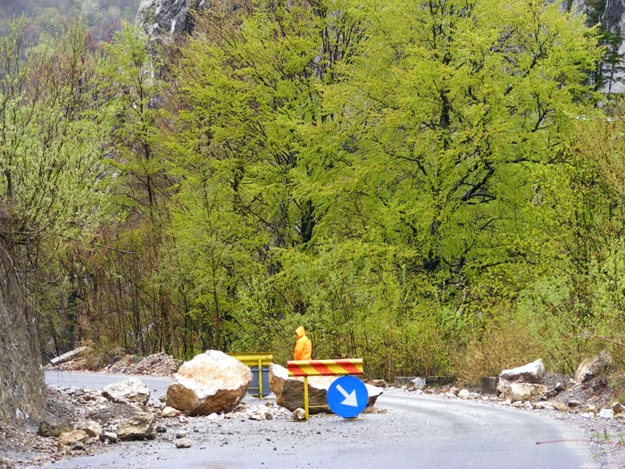 Drumarii au acţionat pentru îndepărtarea ebulmentului de pe carosabil FOTO Corina Macavei