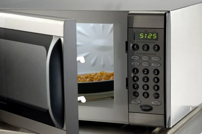 
    Înainte de a folosi cuptorul cu microunde, gândeşte-te cât de toxică devine mâncarea tafoto: mirror.co.uk  