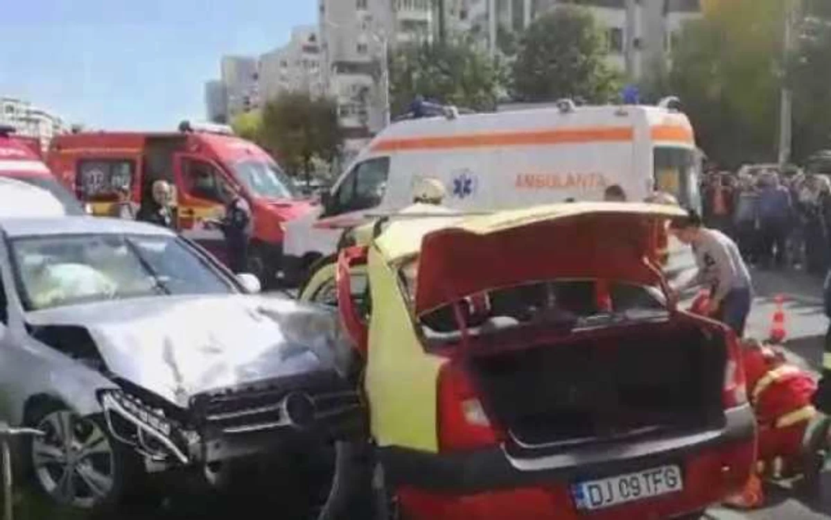 Trei persoane au ajuns la spital în urma accidentului