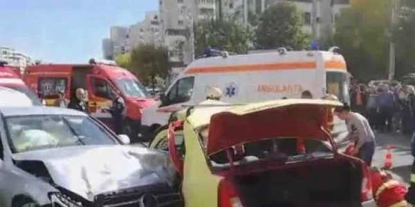 Trei persoane au ajuns la spital în urma accidentului