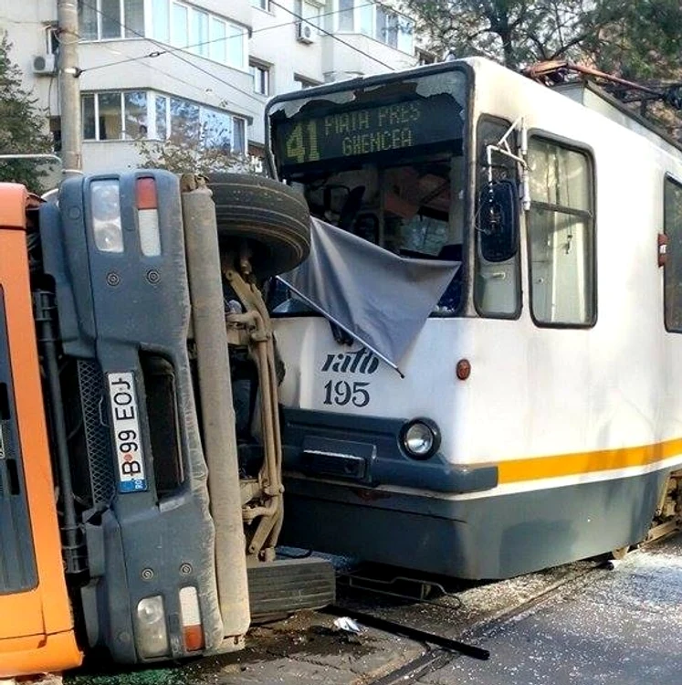 Camionul s-a răsturna în urma impactului cu tramvaiulFoto: ISU Bucureşti-Ilfov
