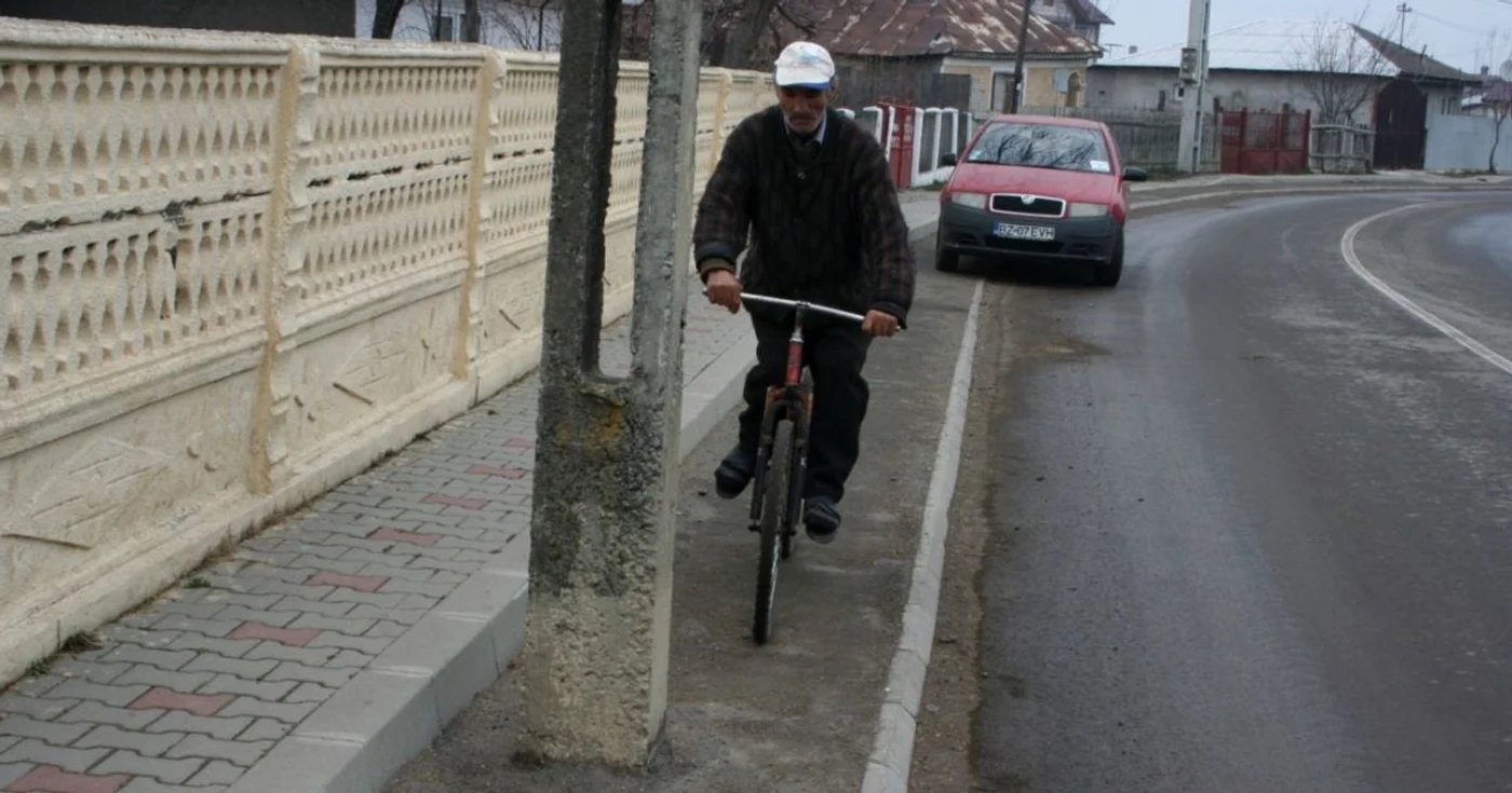 Nenea Emil nu are pe unde să treacă cu bicicleta FOTO: Ştefan Borcea
