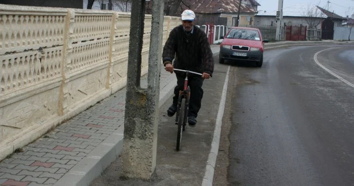 Nenea Emil nu are pe unde să treacă cu bicicleta FOTO: Ştefan Borcea