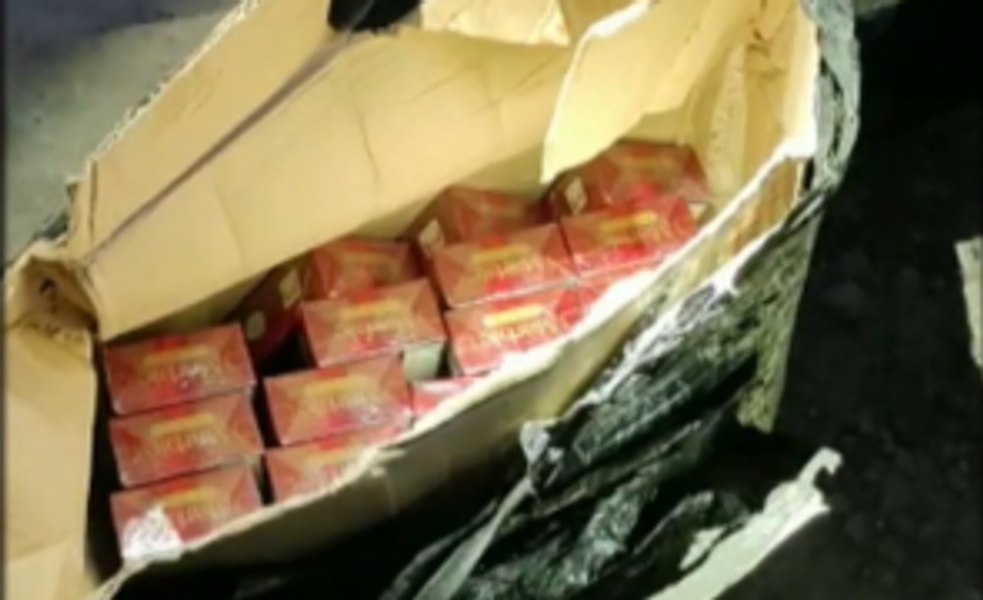 Taxi cu țigări, prins la Vama Giurgiu. Pasagerul bulgar este anchetat pentru cele 35.400 ţigarete 