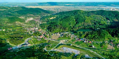 Panoramă aeriană cu stațiunea Ocnele Mari din județul Vâlcea Foto Destinația anului jpg