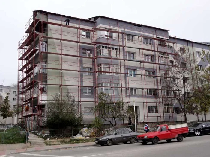 Termoizolarea blocurilor din Slatina a început în 2007 şi continuă şi în prezent  (FOTO: Mugurel Manea)