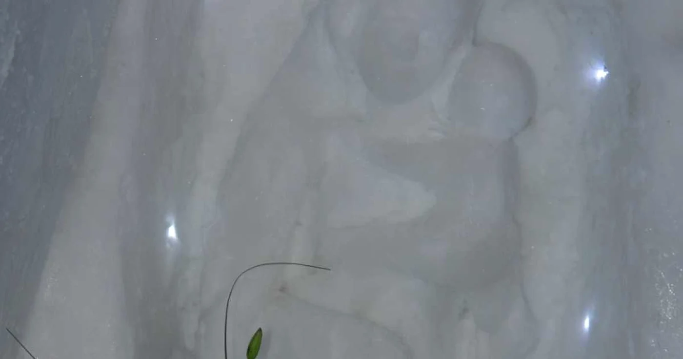 Sculpturi de gheaţă ornează Biserica de la Bâlea Lac