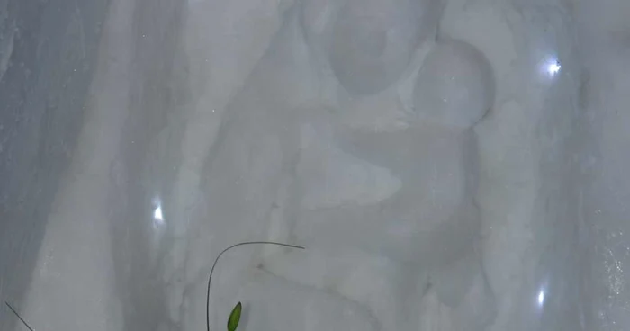 Sculpturi de gheaţă ornează Biserica de la Bâlea Lac