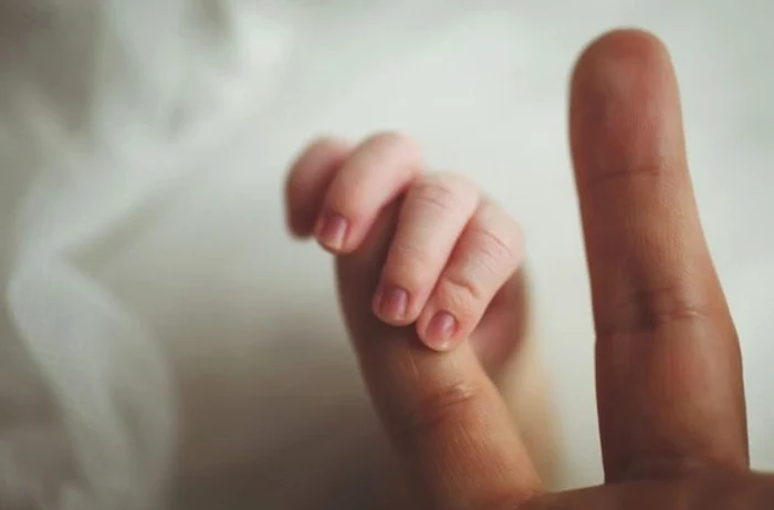 Pentru ca tranzacția să nu bată la ochi, bărbatul a recunoscut copilul la Starea Civilă și a devenit, în acte, tatăl său sursa foto: click.ro