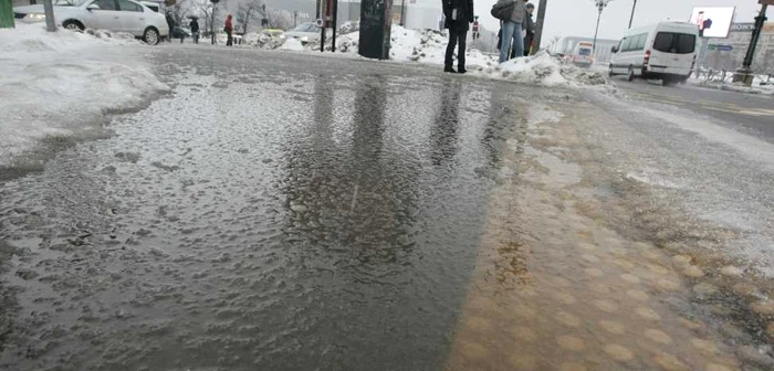 Drumul alunecos, un pericol atât pentru şoferi cât şi pentru pietoni FOTO Adevărul