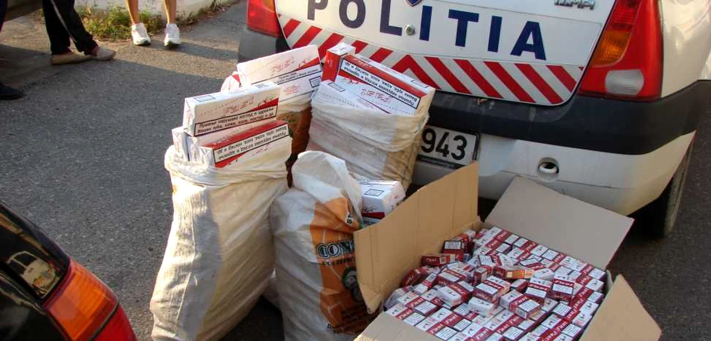 În urma percheziţiilor au fost identificate aproximativ 10 kg. de tutun vrac, 12.500 de ţigarete, aproximativ 16.000 de tuburi goale, mai multe cutii pentru ţigări, precum şi 4 aparate de umplut ţigări