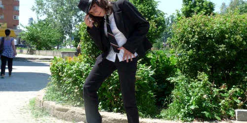 Adelina este fascinată de muzica şi paşii lui Michael Jackson