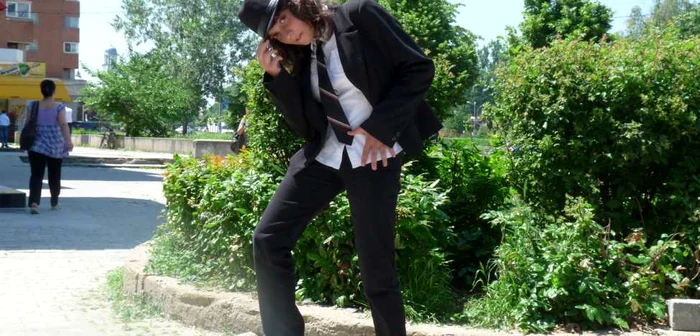 Adelina este fascinată de muzica şi paşii lui Michael Jackson
