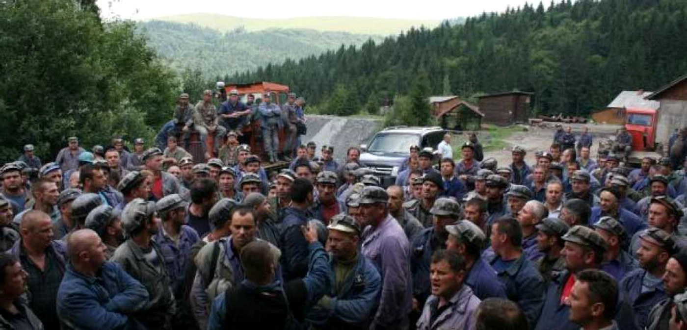 O suta de mineri protesteaza la Bucuresti