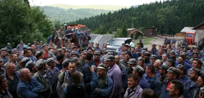 O suta de mineri protesteaza la Bucuresti