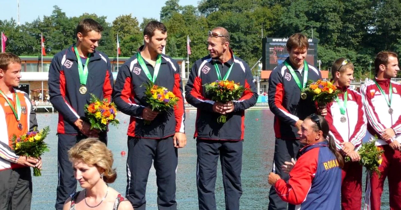 Loredan Popa (în dreapta, în faţa lui Patzaichin), campion mondial în Germania, alături de Silviu Simioncescu, Iosif Chirilă şi Andrei Cuculici. FOTO:  Dan Sofronia