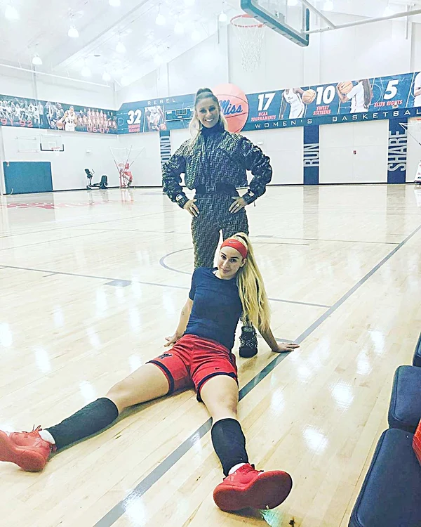 92.000 € sunt chiria şi banii de buzunar pe care sexy-impresara îi va da lui Sarah în 4 ani, în SUA