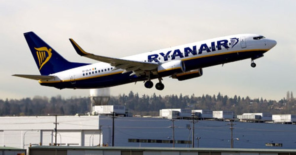 Scandal pe Aeroportul Băneasa. Pasagerii unei curse Ryanair care trebuia să aterizeze la Otopeni au fost blocați în avion și spun că au fost amenințați cu poliția