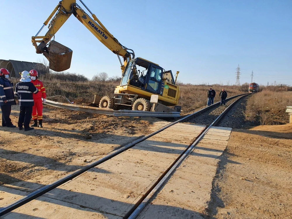 Muncitorul care a încercat să traverseze cu utilajul calea ferată a fost rănit FOTO: Martor