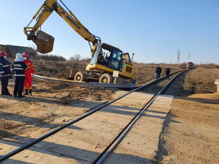 Muncitorul care a încercat să traverseze cu utilajul calea ferată a fost rănit FOTO: Martor
