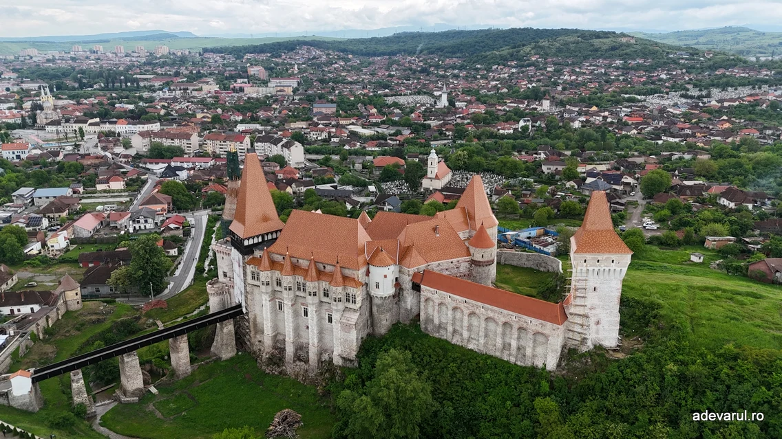 Statuia Cavalerului reamplasată pe Castelul Corvinilor  Foto Daniel Guță ADEVĂRUL (31) JPG