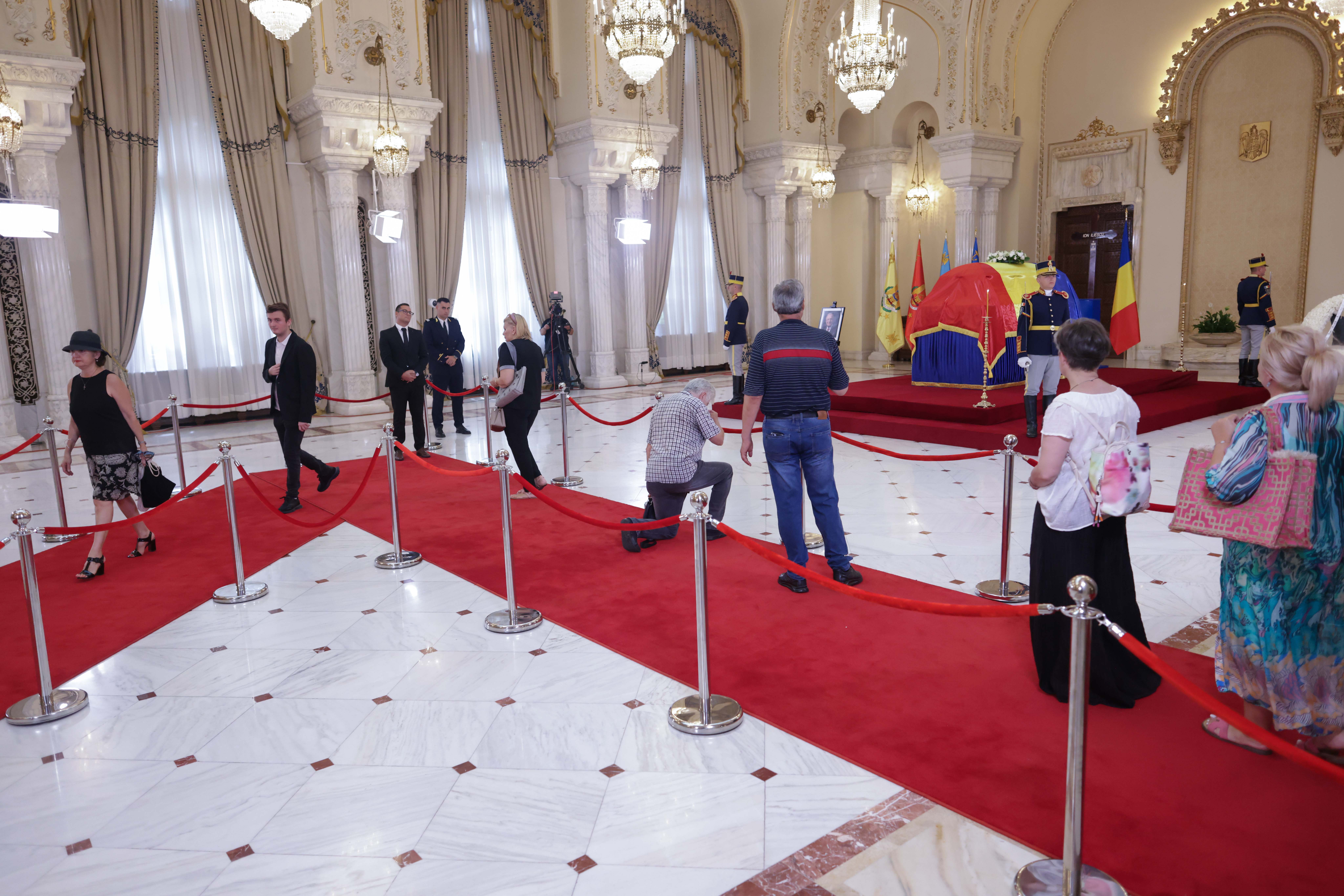 Oameni simpli aduc un ultim omagiu la sicriul cu trupul neînsuflețit al fostului președinte Ion Iliescu, în prima zi a funeraliilor de stat organizate în onoarea fostului șef de stat, la Palatul Cotroceni. FOTO Inquam Photos / George Călin