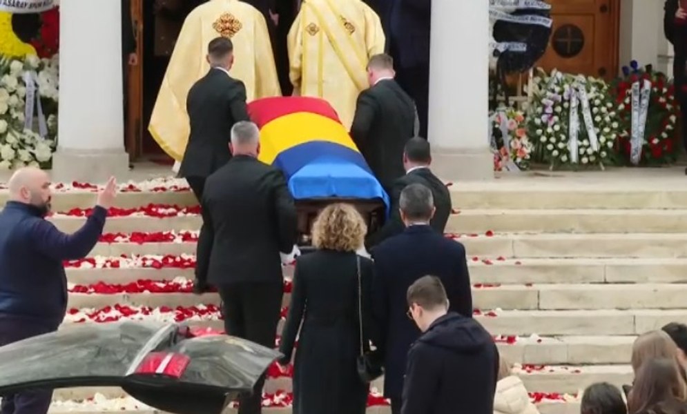 LIVE TEXT A început ceremonia funerară pentru Mircea Lucescu, înmormântat cu onoruri militare. Fanfara a ajuns în fața bisericii